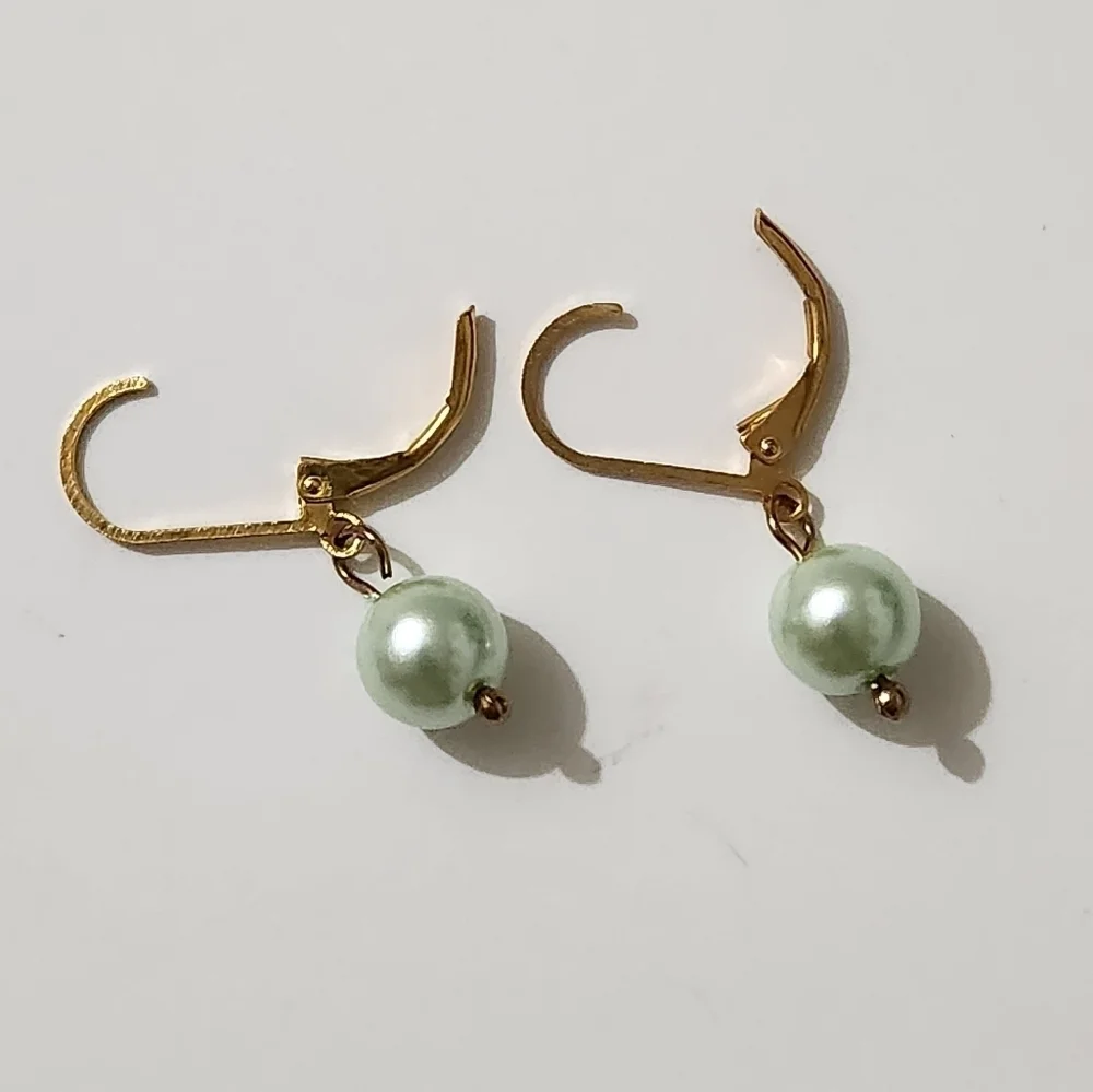 Hand Crafted Elegant Pastel Green  Pearl Drop Earrings Pierced - Picture 5 of 7